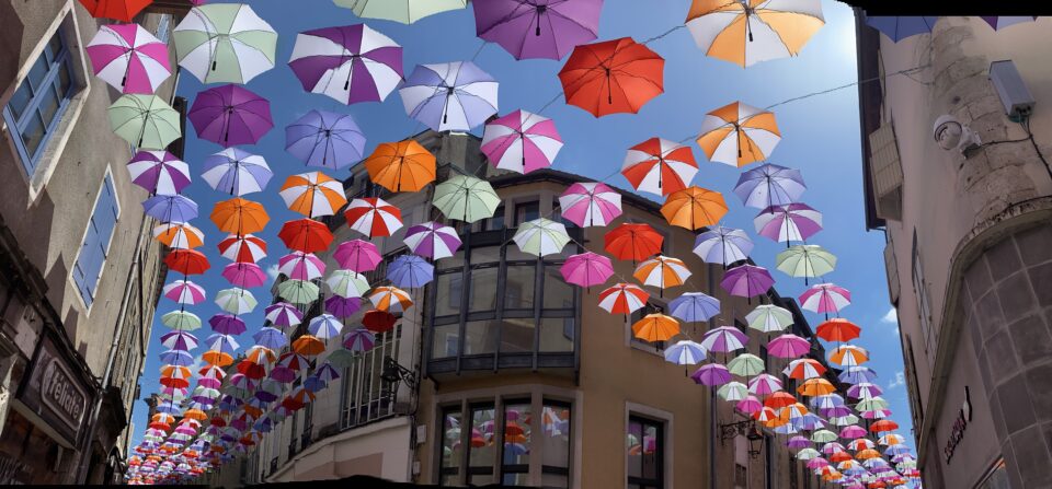 Centre-ville Aurillac : ciel de parapluies