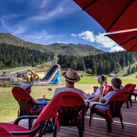 Le Lioran en été, famille en terrasse